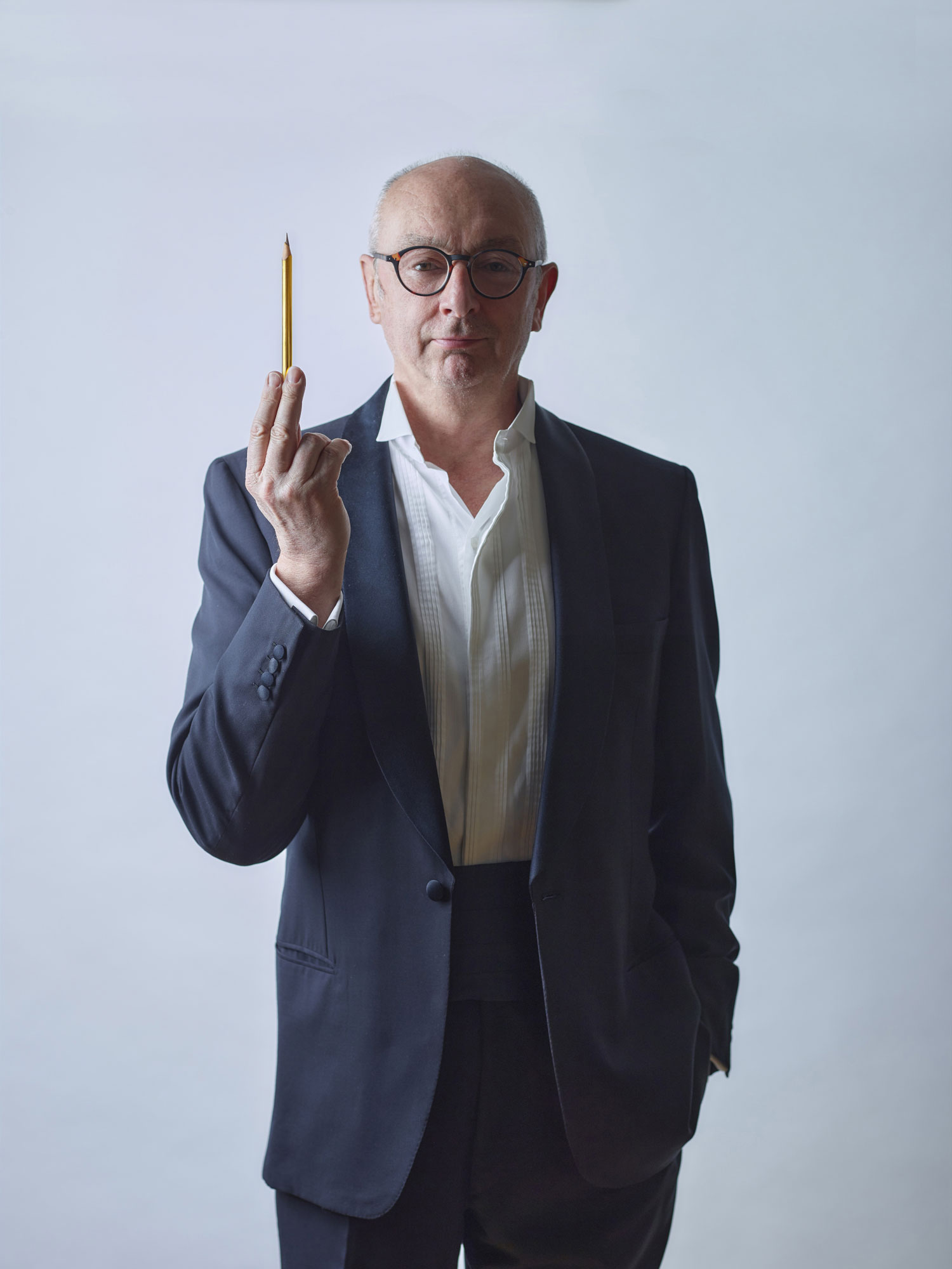 Piero Lissoni holding a golden pencil